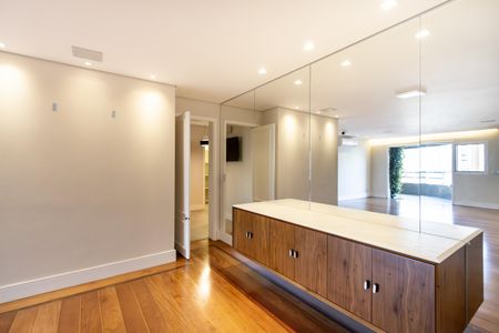Apartamento para alugar com 198m², 3 quartos e 3 vagas Apartamento para alugar com 198m², 3 quartos e 3 vagasSala
