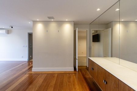Apartamento para alugar com 198m², 3 quartos e 3 vagas Apartamento para alugar com 198m², 3 quartos e 3 vagasSala