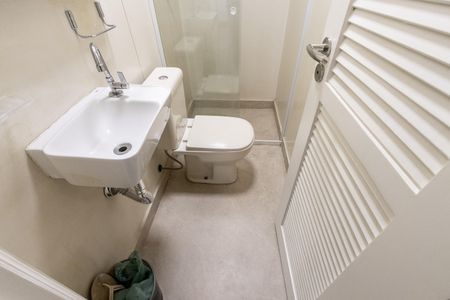 Apartamento para alugar com 198m², 3 quartos e 3 vagas Apartamento para alugar com 198m², 3 quartos e 3 vagasBanheiro de Serviço