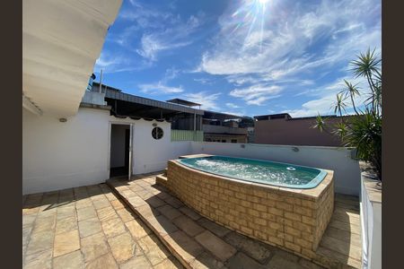 Casa à venda com 217m², 4 quartos e 2 vagas