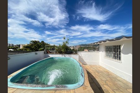 Casa à venda com 217m², 4 quartos e 2 vagas