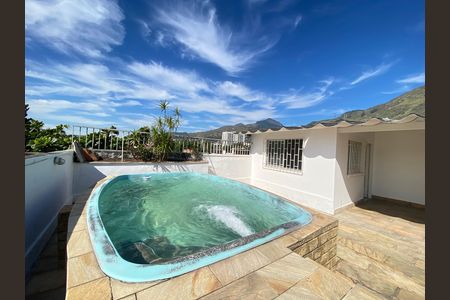 Casa à venda com 217m², 4 quartos e 2 vagas
