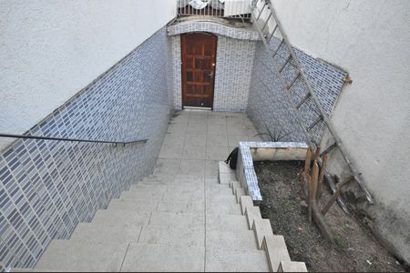 Casa para alugar com 172m², 3 quartos e 2 vagasEscada de acesso
