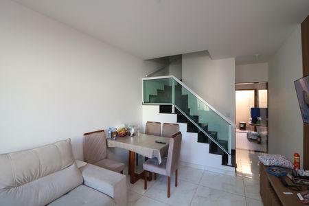 Casa à venda com 75m², 2 quartos e 2 vagasSala