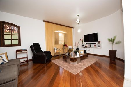 Casa à venda com 360m², 3 quartos e 4 vagas Casa à venda com 360m², 3 quartos e 4 vagasSala
