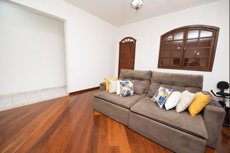 Casa à venda com 360m², 3 quartos e 4 vagas Casa à venda com 360m², 3 quartos e 4 vagasSala