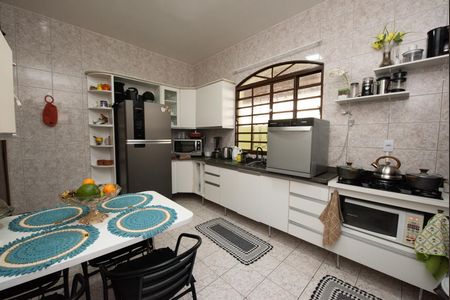 Casa à venda com 360m², 3 quartos e 4 vagas Casa à venda com 360m², 3 quartos e 4 vagasCozinha