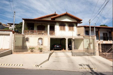 Casa à venda com 360m², 3 quartos e 4 vagas Casa à venda com 360m², 3 quartos e 4 vagasFachada