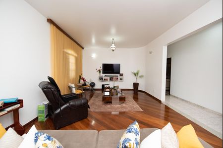 Casa à venda com 360m², 3 quartos e 4 vagas Casa à venda com 360m², 3 quartos e 4 vagasSala