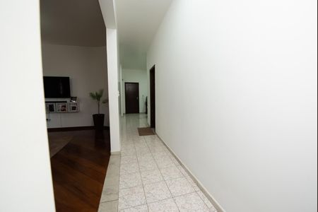 Casa à venda com 360m², 3 quartos e 4 vagas Casa à venda com 360m², 3 quartos e 4 vagasCorredor