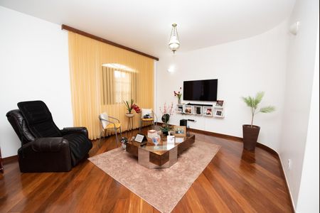 Casa à venda com 360m², 3 quartos e 4 vagas Casa à venda com 360m², 3 quartos e 4 vagasSala