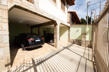 Casa à venda com 360m², 3 quartos e 4 vagas Casa à venda com 360m², 3 quartos e 4 vagasGaragem