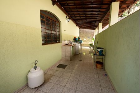 Casa à venda com 360m², 3 quartos e 4 vagas Casa à venda com 360m², 3 quartos e 4 vagasCorredor