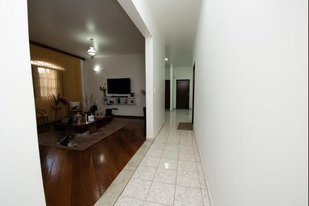 Casa à venda com 360m², 3 quartos e 4 vagas Casa à venda com 360m², 3 quartos e 4 vagasCorredor