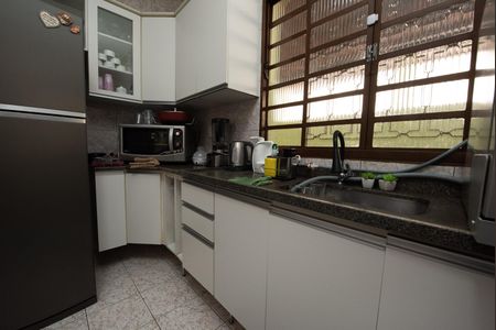 Casa à venda com 360m², 3 quartos e 4 vagas Casa à venda com 360m², 3 quartos e 4 vagasCozinha