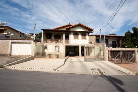 Casa à venda com 360m², 3 quartos e 4 vagas Casa à venda com 360m², 3 quartos e 4 vagasFachada