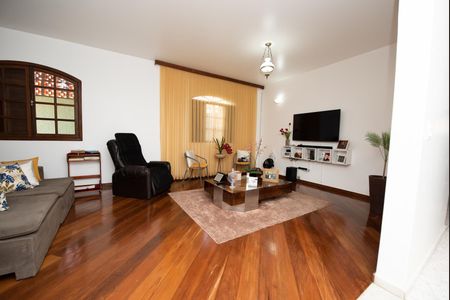 Sala de casa à venda com 3 quartos, 360m² em Diamante, Belo Horizonte
