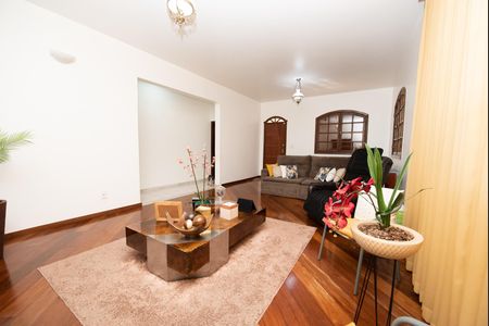 Casa à venda com 360m², 3 quartos e 4 vagas Casa à venda com 360m², 3 quartos e 4 vagasSala
