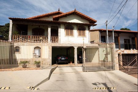Casa à venda com 360m², 3 quartos e 4 vagas Casa à venda com 360m², 3 quartos e 4 vagasFachada
