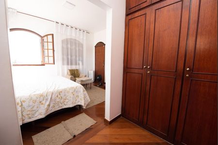 Casa à venda com 360m², 3 quartos e 4 vagas Casa à venda com 360m², 3 quartos e 4 vagasCloset