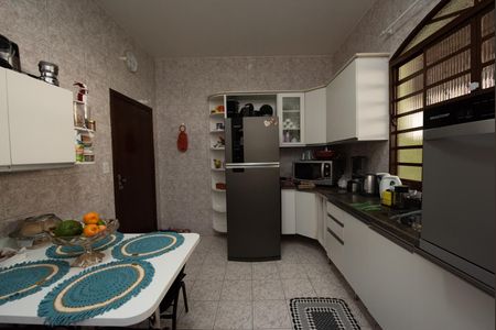 Casa à venda com 360m², 3 quartos e 4 vagas Casa à venda com 360m², 3 quartos e 4 vagasCozinha