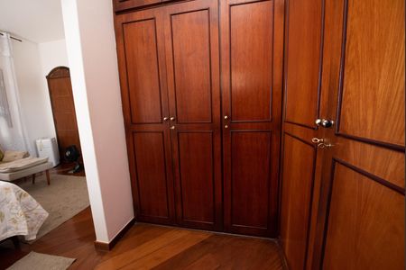 Casa à venda com 360m², 3 quartos e 4 vagas Casa à venda com 360m², 3 quartos e 4 vagasCloset