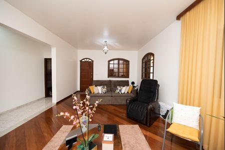 Casa à venda com 360m², 3 quartos e 4 vagas Casa à venda com 360m², 3 quartos e 4 vagasSala