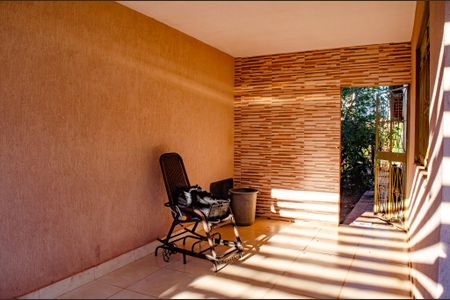 Casa à venda com 360m², 4 quartos e 3 vagas Casa à venda com 360m², 4 quartos e 3 vagasGaragem