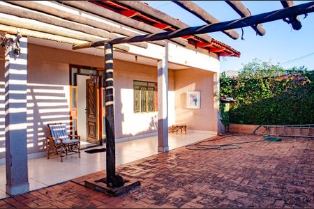 Casa à venda com 360m², 4 quartos e 3 vagas Casa à venda com 360m², 4 quartos e 3 vagasGaragem