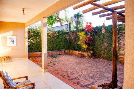 Casa à venda com 360m², 4 quartos e 3 vagas Casa à venda com 360m², 4 quartos e 3 vagasGaragem