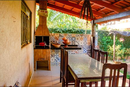 Casa à venda com 360m², 4 quartos e 3 vagas Casa à venda com 360m², 4 quartos e 3 vagasVaranda