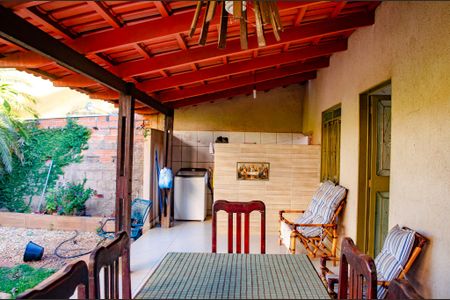 Casa à venda com 360m², 4 quartos e 3 vagas Casa à venda com 360m², 4 quartos e 3 vagasVaranda