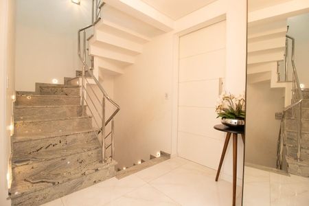 Casa de condomínio à venda com 165m², 3 quartos e 2 vagasEscada