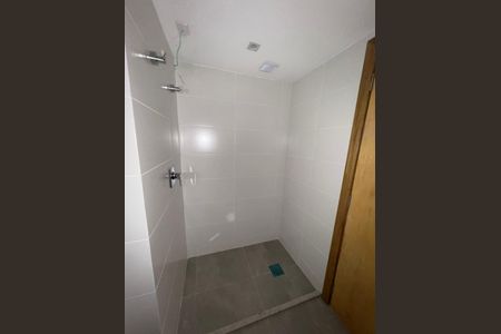 Banheiro de kitnet/studio para alugar com 1 quarto, 24m² em Dom Bosco, Juiz de Fora