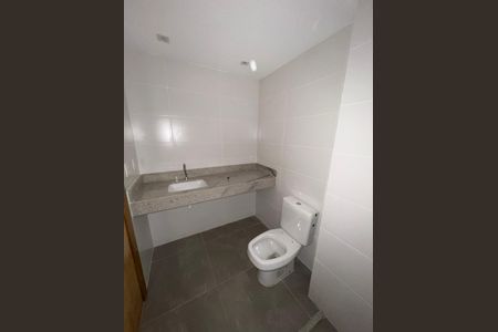 Banheiro de kitnet/studio para alugar com 1 quarto, 24m² em Dom Bosco, Juiz de Fora