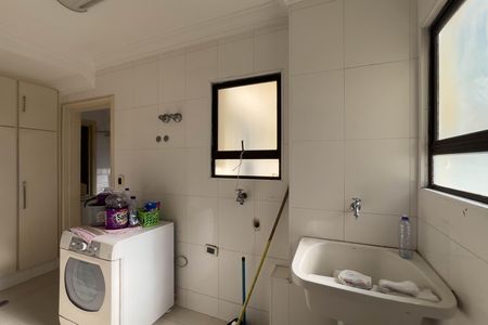 Apartamento para alugar com 252m², 3 quartos e 4 vagas Apartamento para alugar com 252m², 3 quartos e 4 vagasÁrea de serviço
