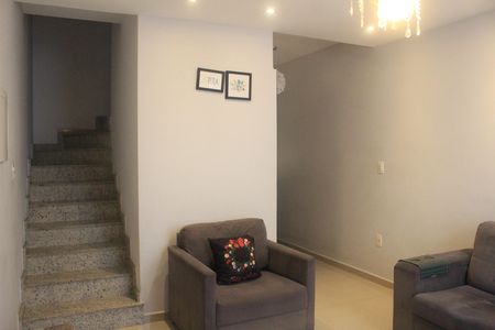 Casa de condomínio à venda com 114m², 2 quartos e 2 vagasSala