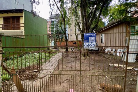 Casa à venda com 437m², 2 quartos e 3 vagas Casa à venda com 437m², 2 quartos e 3 vagasFachada - Detalhe