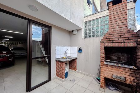 Casa à venda com 258m², 4 quartos e 7 vagas Casa à venda com 258m², 4 quartos e 7 vagasÁrea externa
