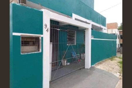 Fachada de casa à venda com 2 quartos, 120m² em Guajuviras, Canoas