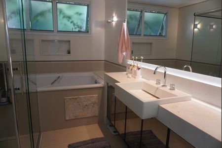 Casa de condomínio à venda com 390m², 4 quartos e 4 vagasBanheiro da Suíte 1