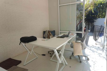 Casa de condomínio à venda com 390m², 4 quartos e 4 vagasEscritório
