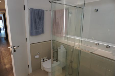 Casa de condomínio à venda com 390m², 4 quartos e 4 vagasBanheiro da Suíte 1