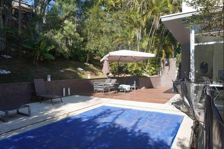 Casa de condomínio à venda com 390m², 4 quartos e 4 vagasPiscina