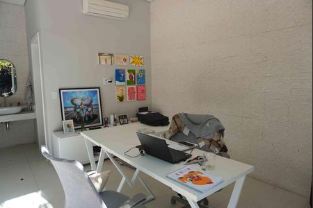 Casa de condomínio à venda com 390m², 4 quartos e 4 vagasEscritório