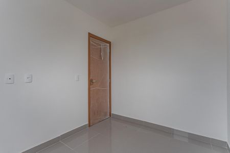 Quarto 1 de apartamento para alugar com 2 quartos, 45m² em Jardim Itu, Porto Alegre