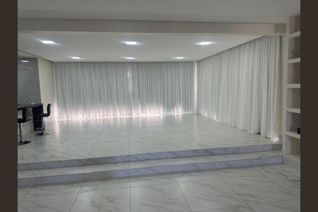 Casa de condomínio para alugar com 402m², 4 quartos e 6 vagas Casa de condomínio para alugar com 402m², 4 quartos e 6 vagasSala