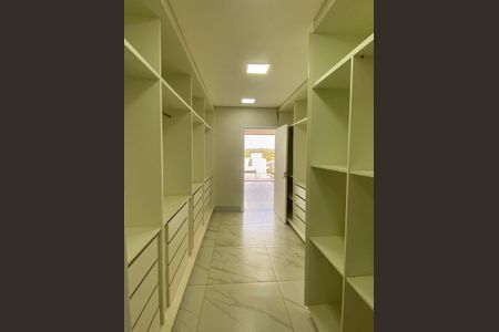 Casa de condomínio para alugar com 402m², 4 quartos e 6 vagas Casa de condomínio para alugar com 402m², 4 quartos e 6 vagasQuarto