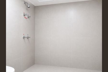 Banheiro de kitnet/studio para alugar com 1 quarto, 24m² em Vila Olímpia, São Paulo