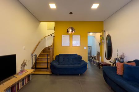 Casa à venda com 117m², 2 quartos e 2 vagas Casa à venda com 117m², 2 quartos e 2 vagasSala